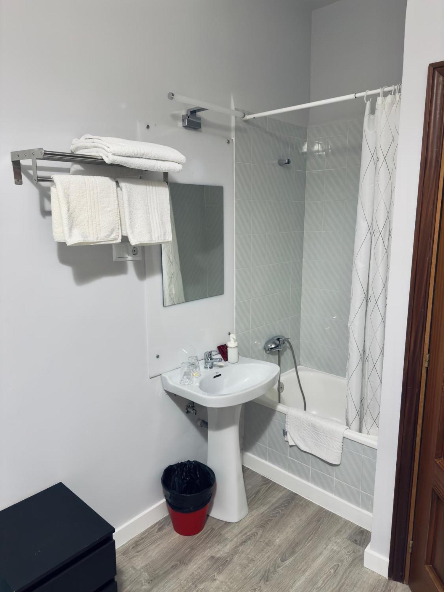 Hostal Conde De Alba Μαδρίτη Εξωτερικό φωτογραφία