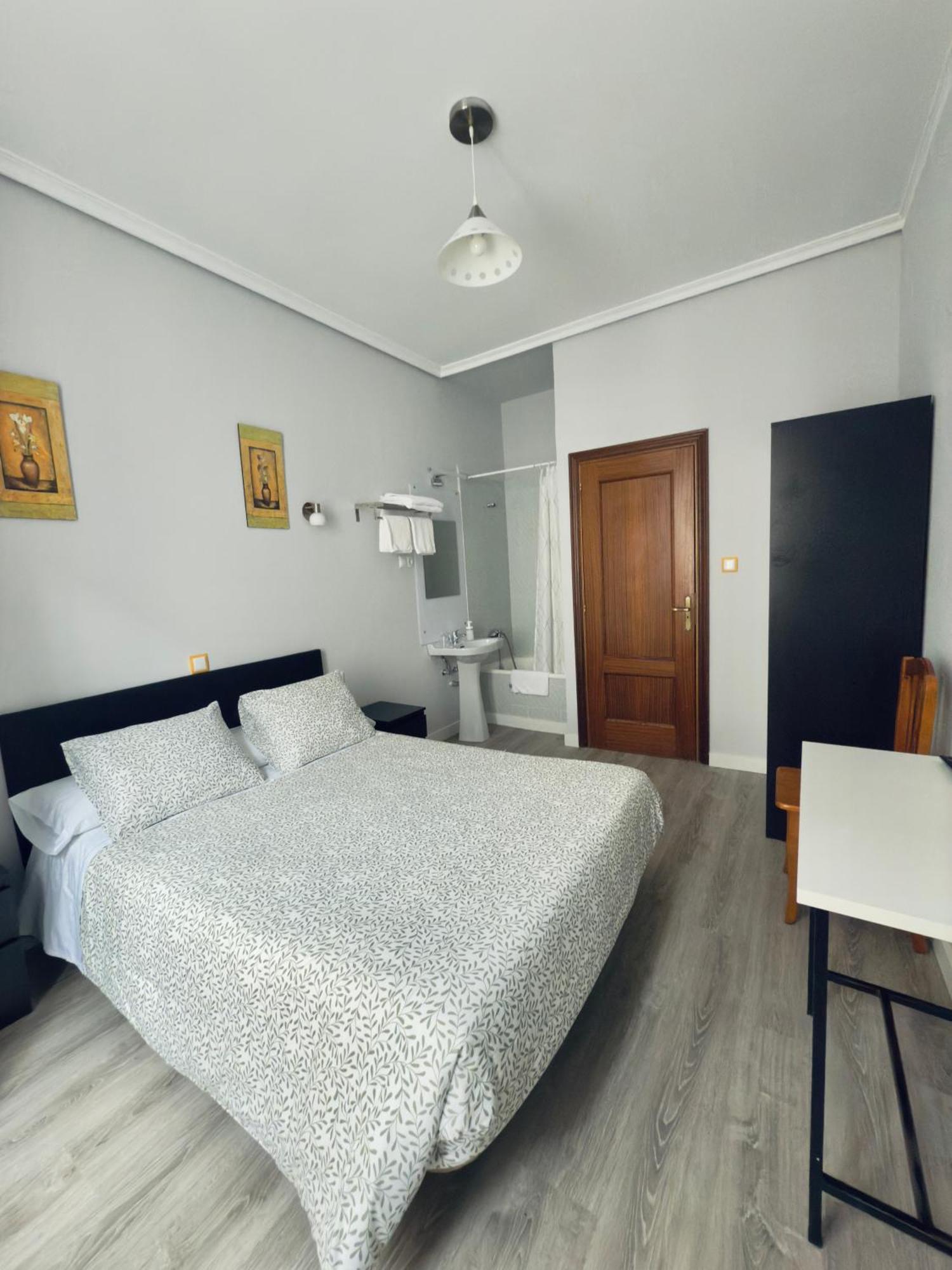 Hostal Conde De Alba Μαδρίτη Εξωτερικό φωτογραφία