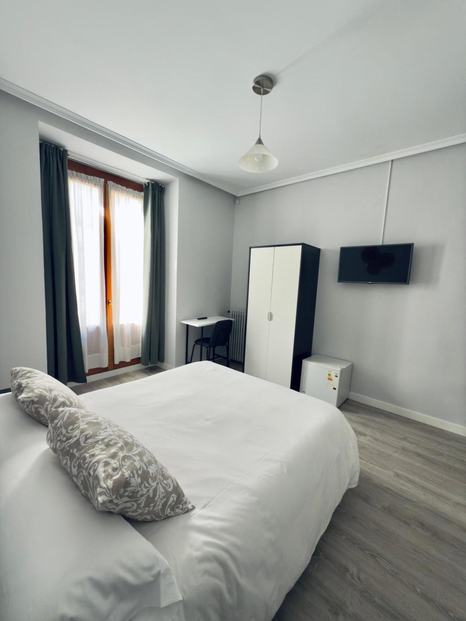Hostal Conde De Alba Μαδρίτη Εξωτερικό φωτογραφία