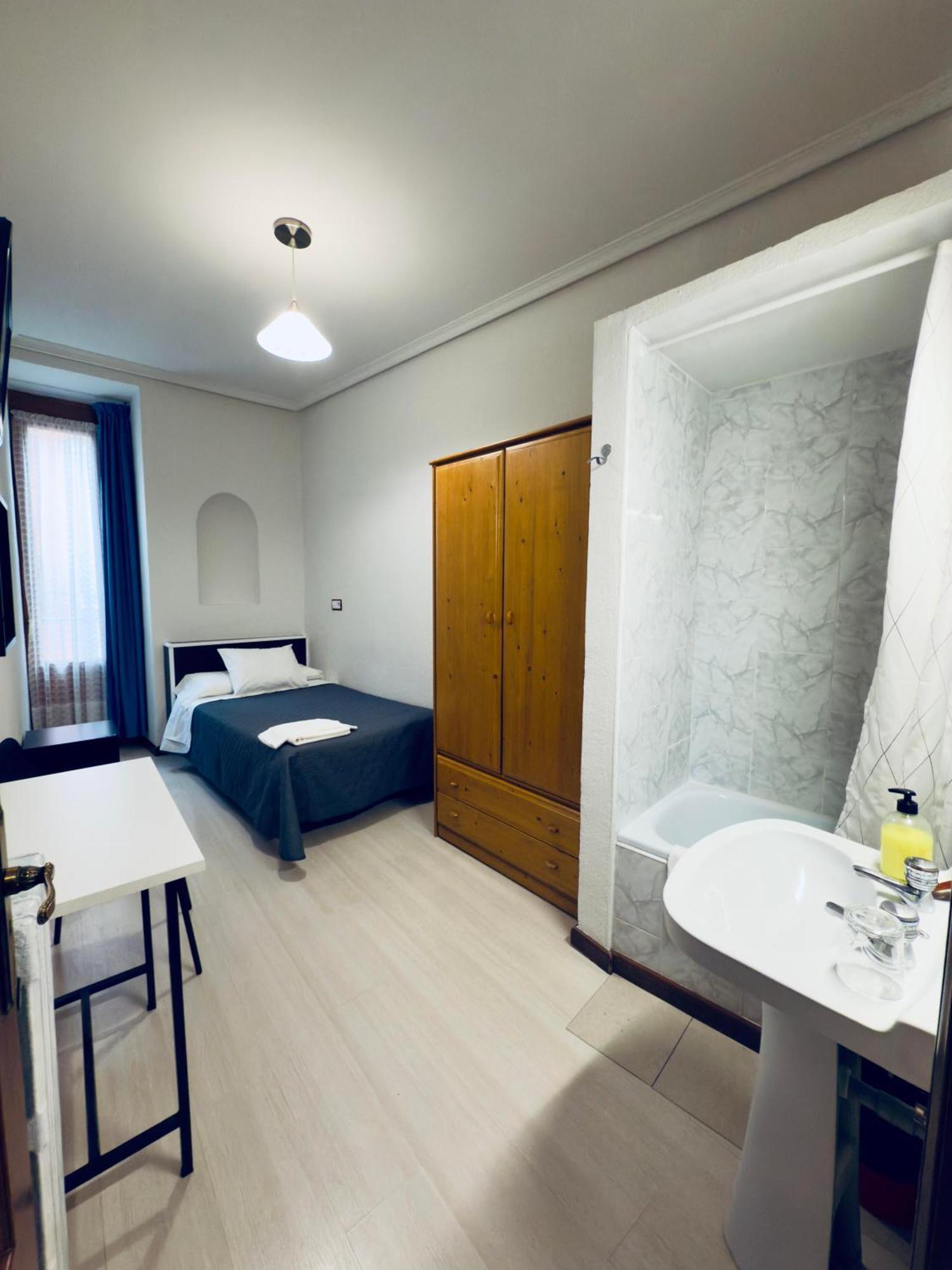 Hostal Conde De Alba Μαδρίτη Εξωτερικό φωτογραφία