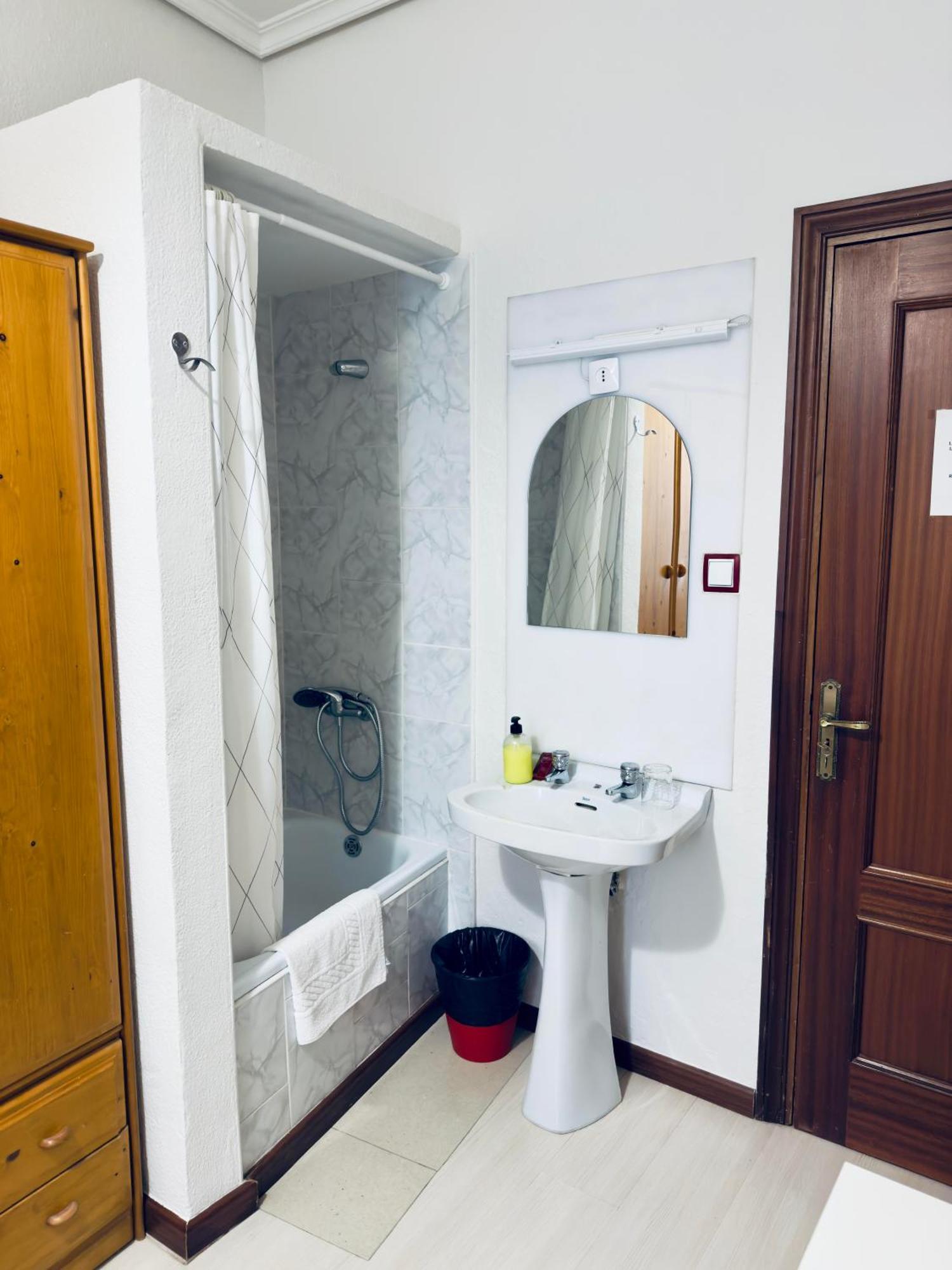 Hostal Conde De Alba Μαδρίτη Εξωτερικό φωτογραφία